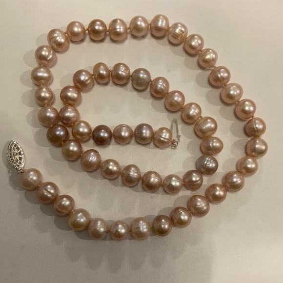 Handmade mauve cultured freshwater pearl necklace - Picture 4 of 5